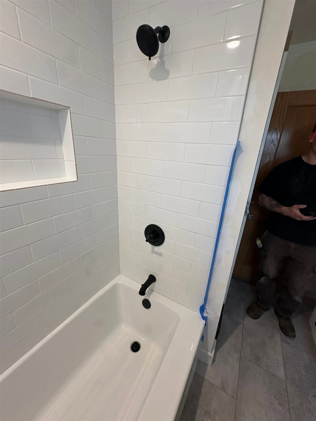 Tiled tub and shower surround with a built-in niche